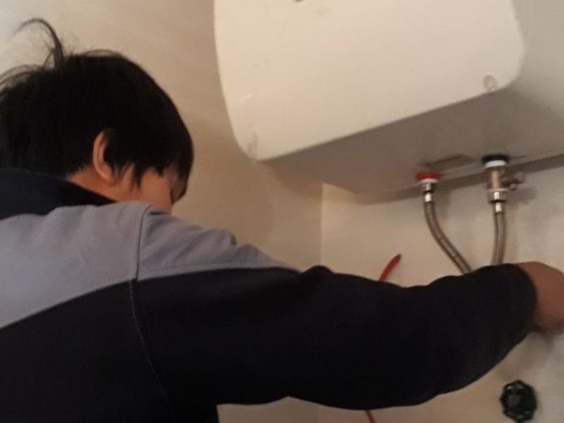 Thiết bị được lắp đặt ở vị trí cao trong nhà tắm